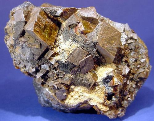 ���ں�̼��������ʯ��ѡ������״����չ�����о�