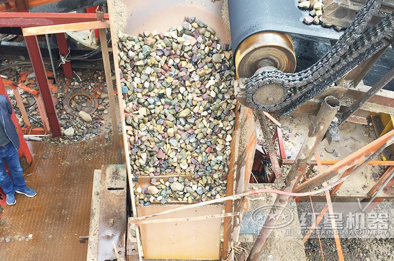 ����ɸ�ֺ��ʯͷ����Բ׶��ϸ��