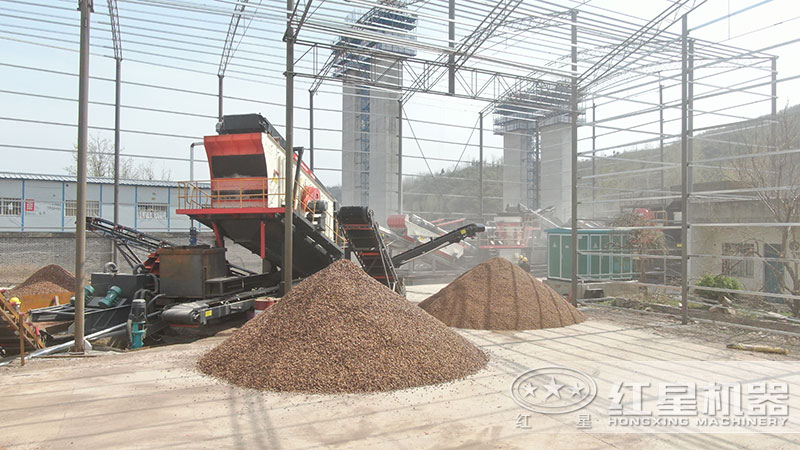 移动柴油小型制砂机作业现场,搭配不同,价格不一样 移动柴油小型制砂机作业现场,搭配不同,价格不一样